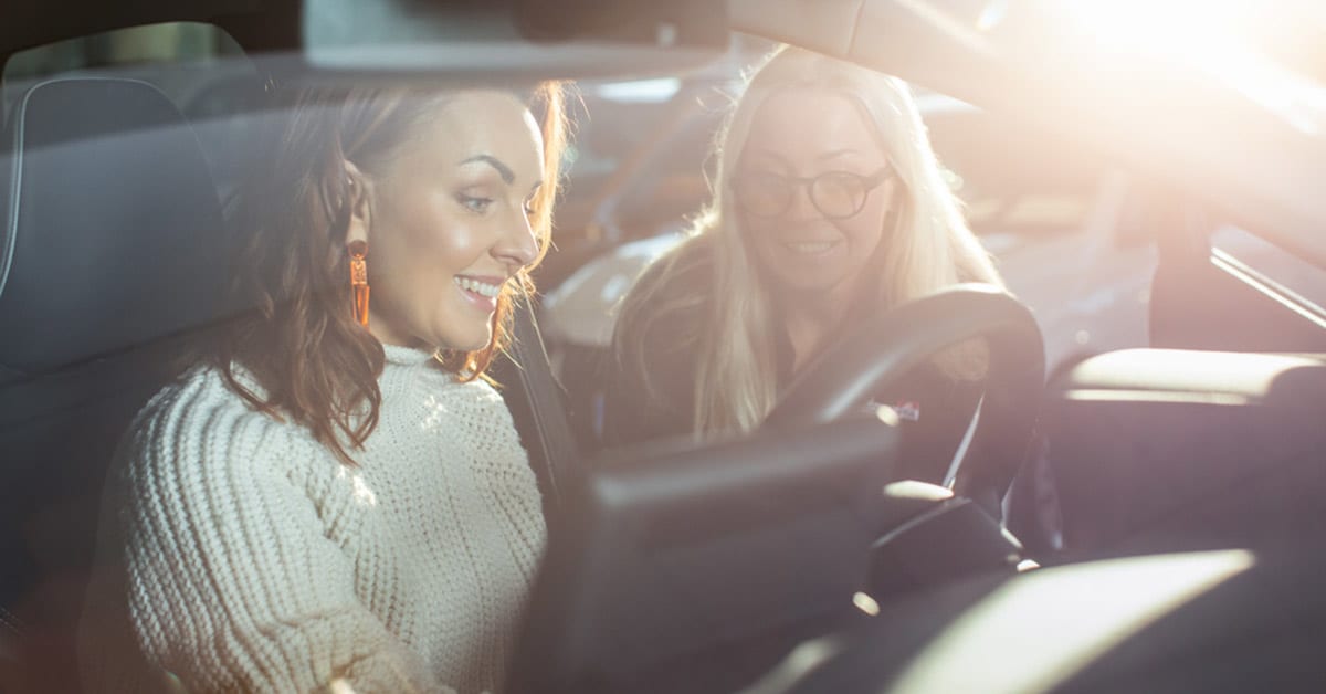 Suvi Hartlin tutustuu autoon myyjän kanssa