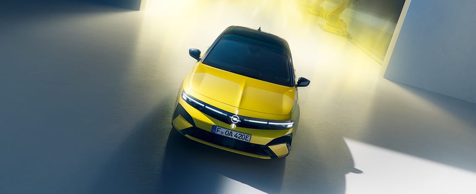 Keltainen Opel Astra