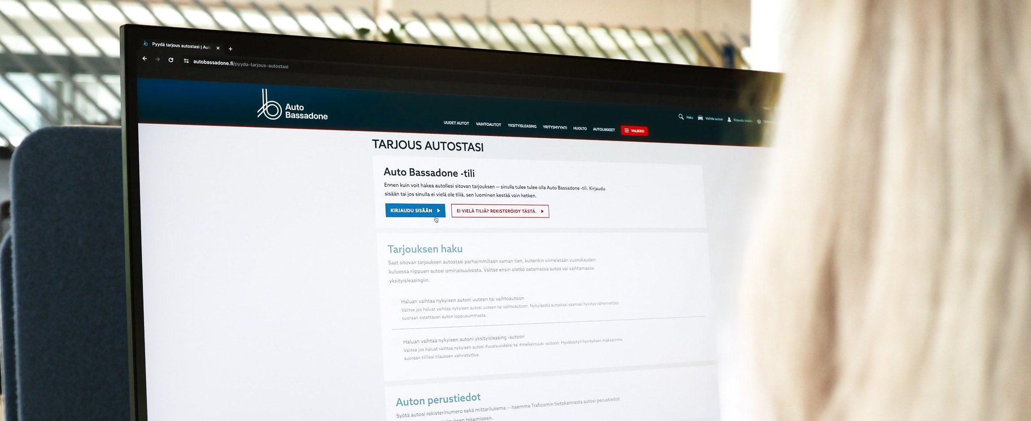 Nainen hakee tarjousta autostaan verkkopalvelun kautta.