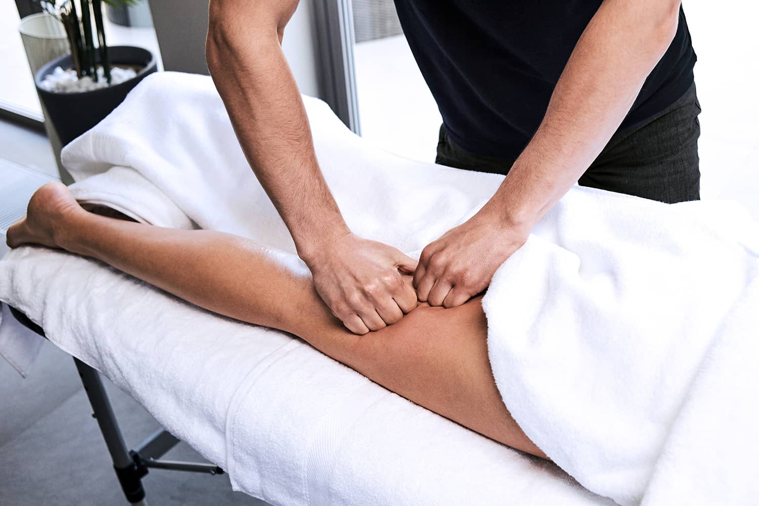 Masaje piernas muslos descontracturantes en Elche