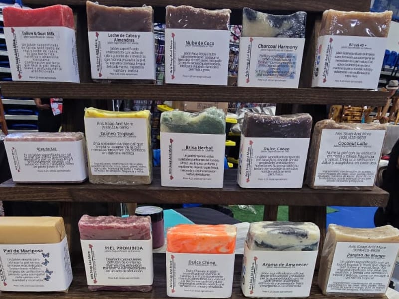Trabajo artesanal de Aris Soap And More
