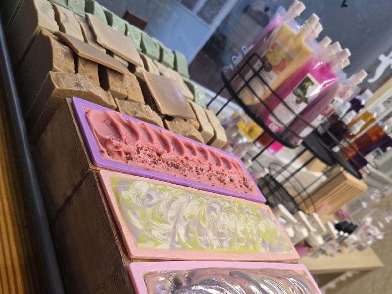 Trabajo artesanal de Olii Soapery