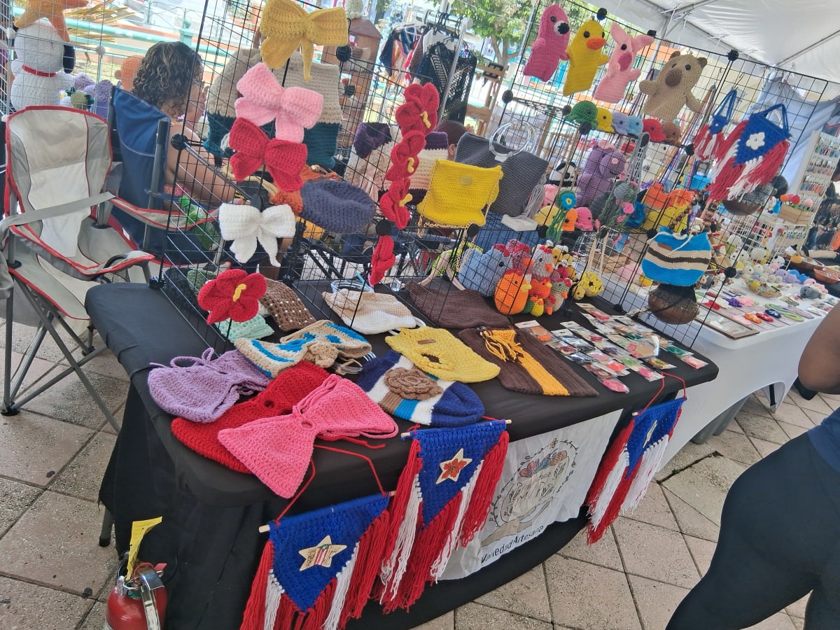 Aquí pueden apreciar variedad artesanal tejida en varios colores y formas