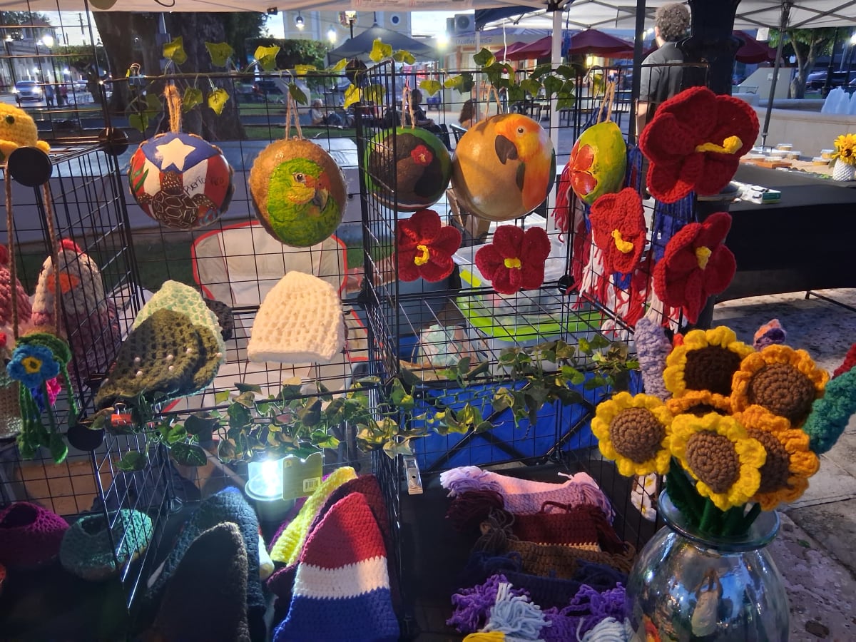 Se puede apreciar el famoso girasol hecho en lana tejido una aguja