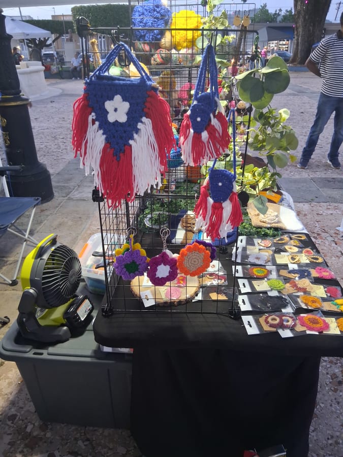 Banderas elaboradas con hilos de lana y palitos como argollas creando una pieza delicada y original tejida