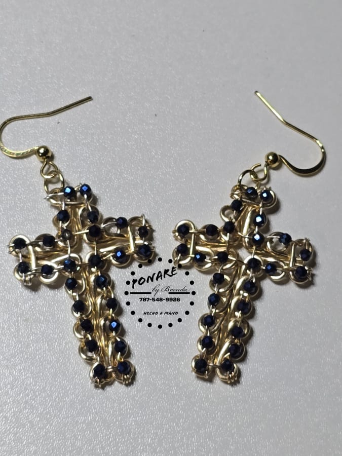 Pantallas en alambre con forma de cruz y cristales pequeños.