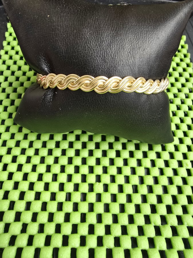 Pulsera con forma de trenza en alambre.