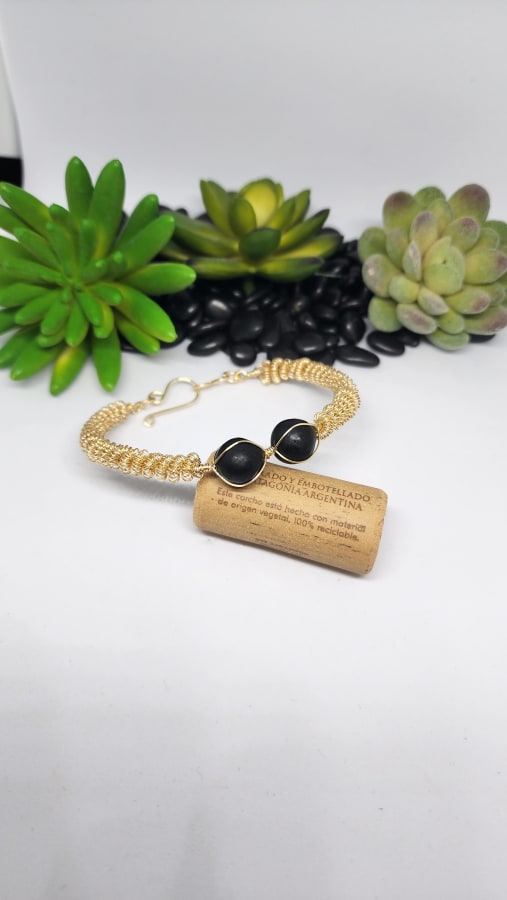 Pulsera elegante con coiling.