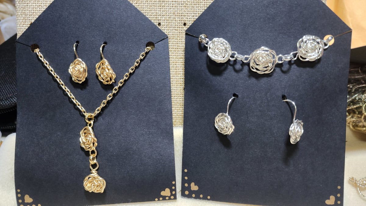 Set de cadena con rosas en alambre.