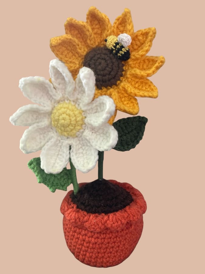 Trabajo realizado a crochet con hilo de lana y detalle de la flor con hilo 100% algodón . Mide aproximadamente 9” de alto con todo y tiesto .
