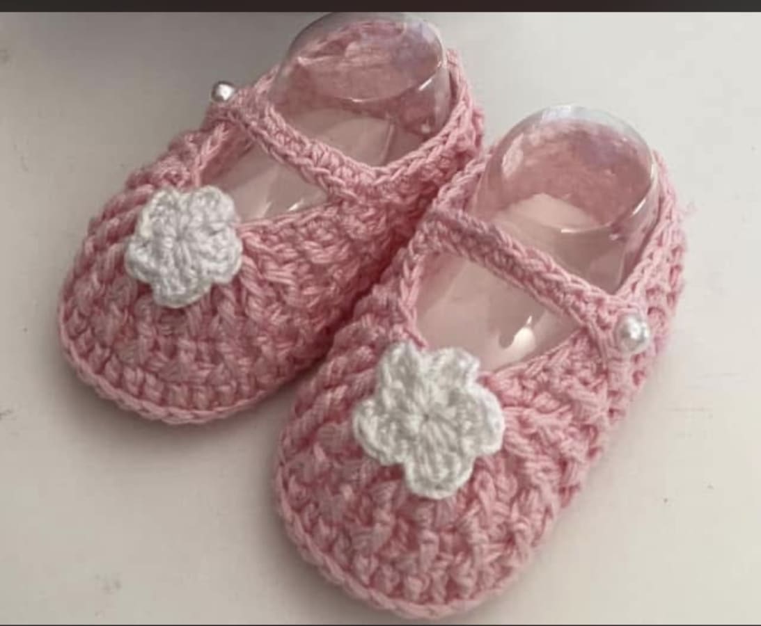 Trabajo realizado a crochet con hilo 100% algodón y perla simulada como botón de cierre .