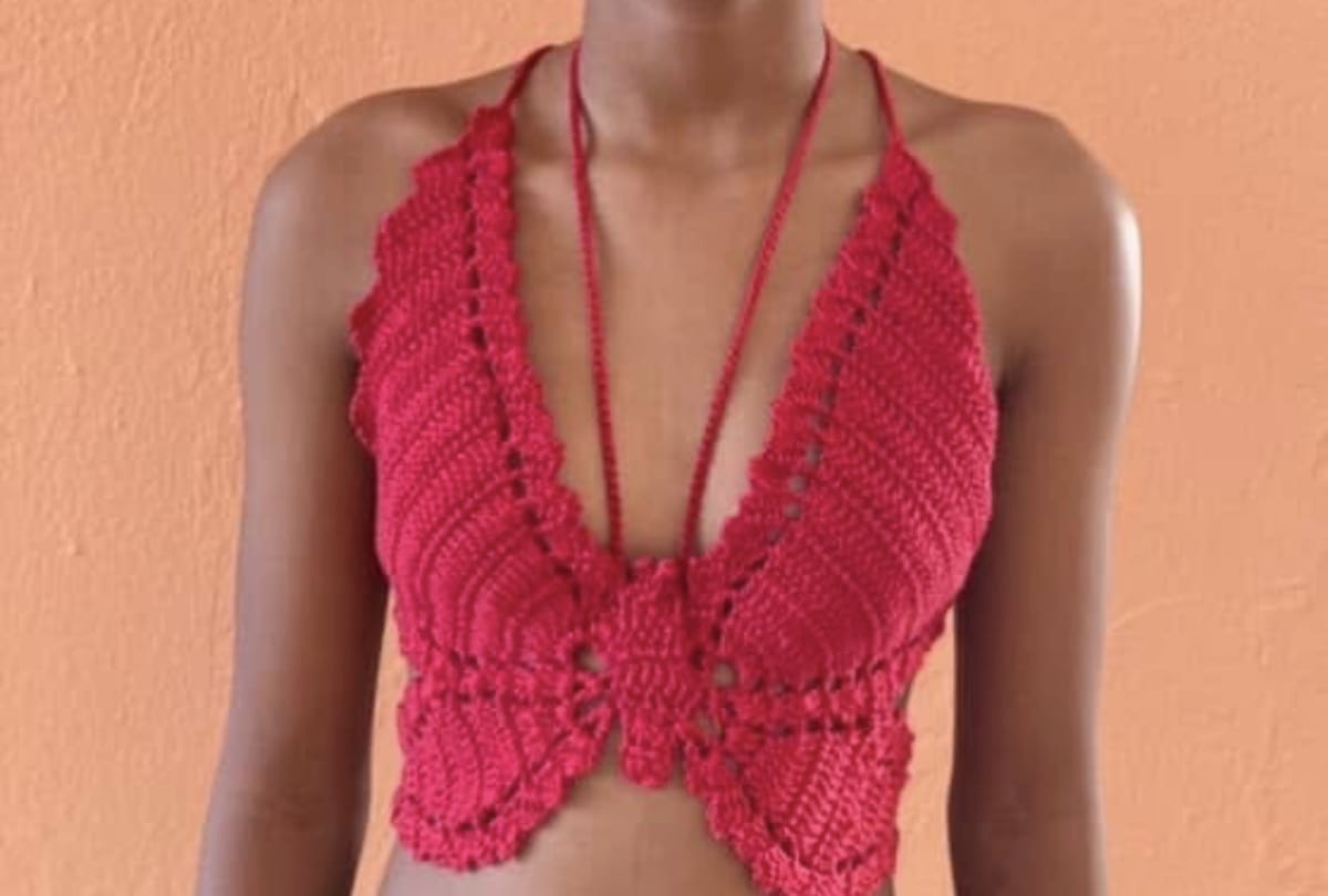 Trabajo realizado a crochet con hilo 100% algodón. Con amarre en cuello y espalda .