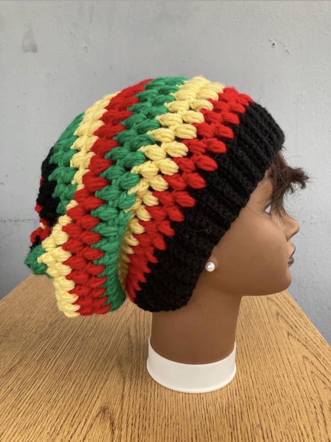 Trabajo realizado a crochet con diferentes colores de hilos de lana