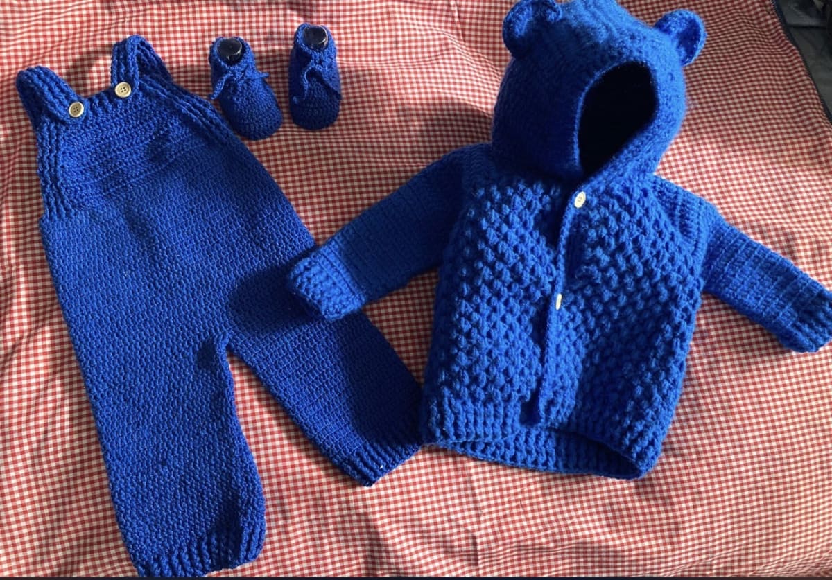 Trabajo realizado a crochet con hilo 100% algodón ( mameluco y zapatos) y lana (abrigo)