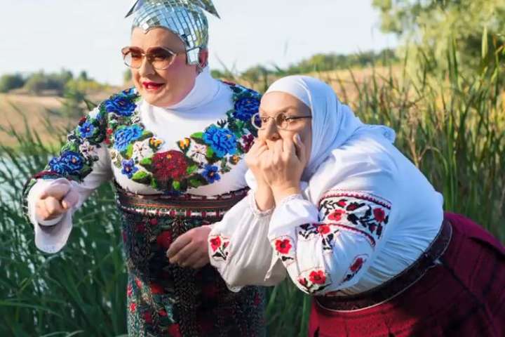 Сердючка с мамой - Известный российский телеведущий поддержал Данилко за песню «Батько – наш Бандера» (видео)