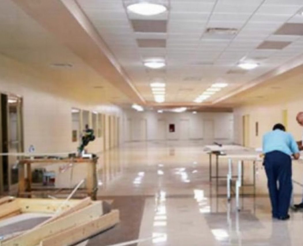 Interior del hospital general en construcción