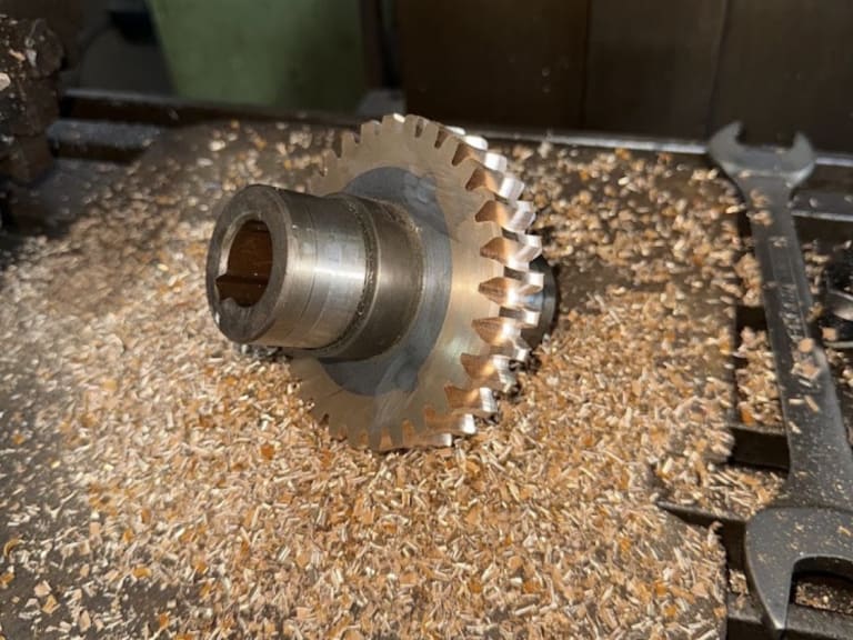 Arbre-pignon usiné CNC en acier pour transmission mécanique industrielle.