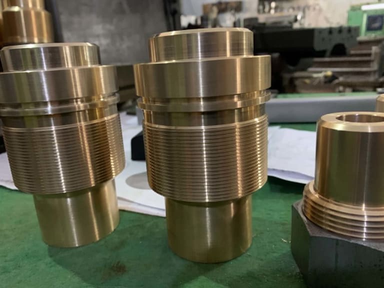Pièces filetées en bronze usinées sur mesure pour applications industrielles