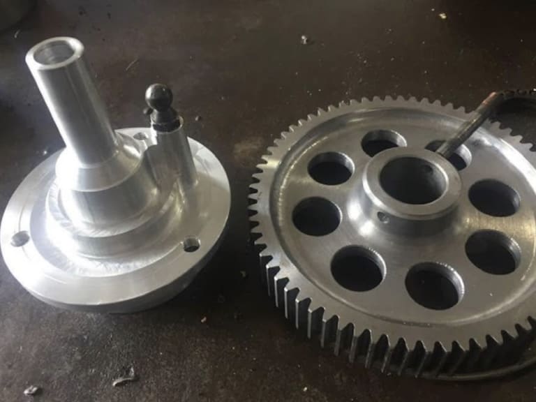 Fabrication d'un engrenage et d'un moyeu mécaniques sur mesure par usinage CNC chez SEMG à Bizerte, Tunisie