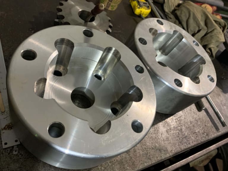 Moyeux industriels usinés sur mesure avec perçages et alésages de précision