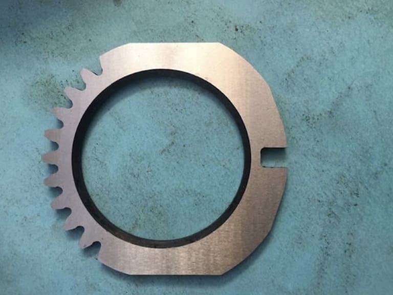 Fabrication d'une couronne dentée sur mesure par usinage CNC chez SEMG à Bizerte, Tunisie