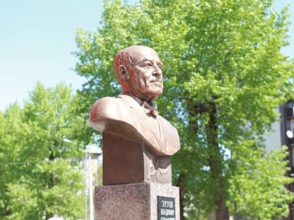 Залина Льянова приняла участие в возложении цветов у памятника Владимиру Этушу в Малгобеке