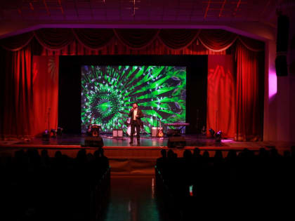 Министр культуры Республики Ингушетия Залина Льянова вместе с Председателем Правительства республики Владимиром Сластениным посетили концерт, посвящённый Международному женскому дн