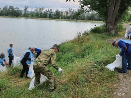 На центральном пруду города Карабулак прошел субботник в рамках акции «Вода России»