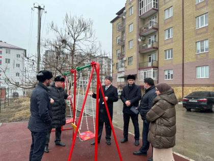 Партдесант «Единой России» провел мониторинг новых детских игровых площадок в Магасе &nbsp;