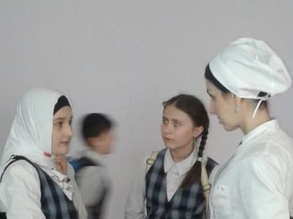 Главный врач ГБУЗ «СЦРБ» Кокурхаева Ф.Я. посетила   и поздравила наших маленьких пациентов с днем защиты детей.