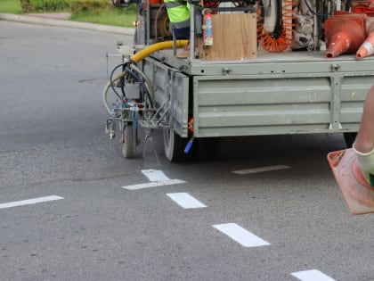 На дорогах Назрани обновляются разграничительные полосы