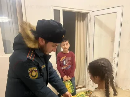 Детей погибших участников СВО с подарками навестили сотрудники МЧС по Ингушетии