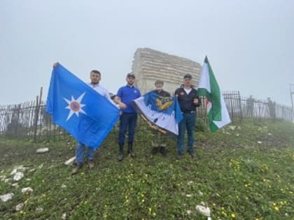 Ингушские спасатели совершили восхождение на Столовую гору в связи с профессиональным праздником