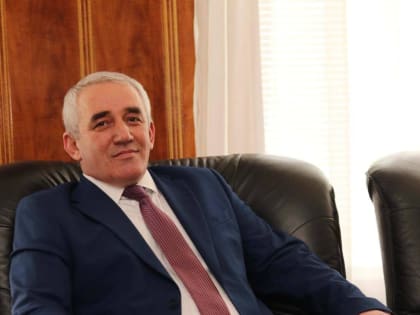 Глава Назрани Урусхан Евлоев поздравил выпускников с окончанием школы