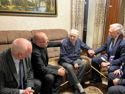 Активисты «Единой России» МО Партии в г. Назрань поздравили с наступающим Новым годом ветерана Великой Отечественной войны РИ Магомеда Медарова