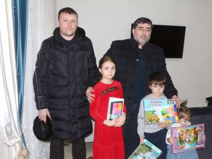 Единороссы передали подарки детям в рамках акции «Елка желаний»