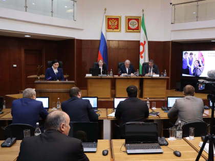 Зампред Ингушетии Эсет Бокова выступила с докладом на заседании регионального парламента