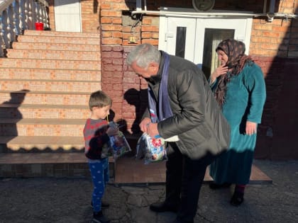 Юсуп Богатырёв вручил новогодние подарки семьям военнослужащих