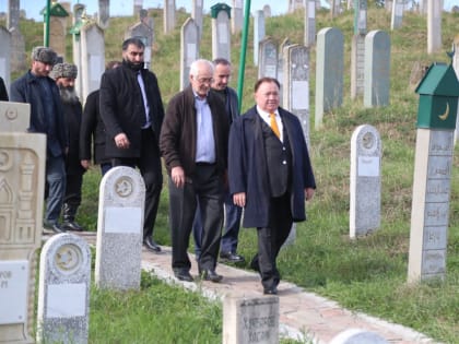 Глава Ингушетии посетил кладбища Сунженского района