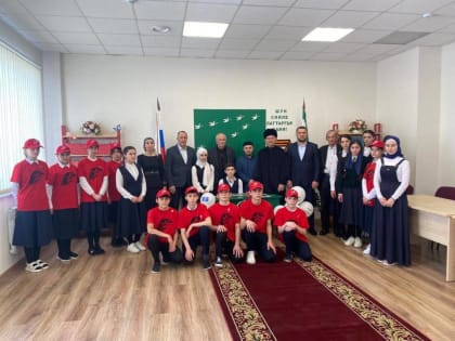 В школе № 2 с.п. Сурхахи состоялось знаменательное событие: открытие «Парты героя» - выпускнику школы Аушеву Юнусу Магомед-Шариповичу