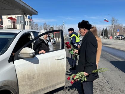 Единороссы приняли участие во Всероссийской акции «Цветы для автоледи»