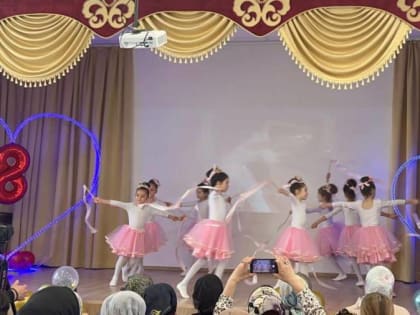 В ГБОУ «Гимназия Назрановского района» с.п. Али-Юрт совместно с воспитанниками Дома культуры с.п. Али-юрт состоялся большой праздничный концерт