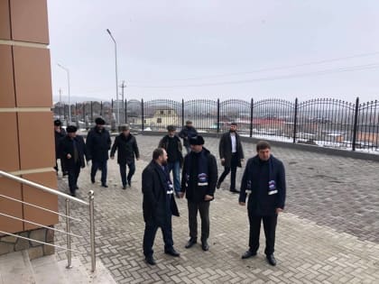 «Партийный десант» проверил в с.п. Долаково ход строительства школы на 720 мест