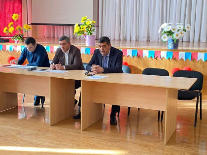 В здании средней школы г. Малгобека прошла встреча, на которой  обсуждался вопрос обеспечения пополнения бюджета муниципального образования г. Малгобек.