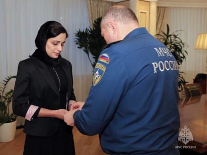 Вдове погибшего сотрудника Ногинского спасательного центра МЧС Магомеда Нальгиева передали орден Мужества