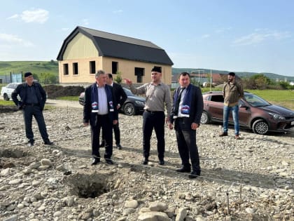 «Партийный десант» проверил ход строительства футбольного поля в с.п. Алхасты