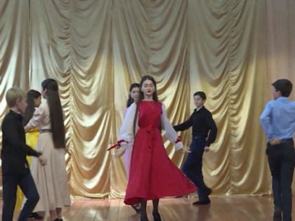 Новой концертной программой порадовали односельчан танцоры
ансамбля «Сийг»