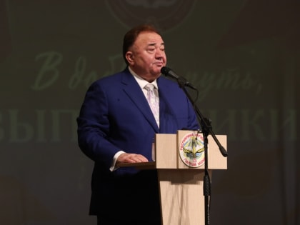 М-А. Калиматов вручил медали «За особые успехи в учении» выпускникам