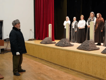 Родственники военврача Асият Тутаевой стали почетными гостями на спектакле «Подвиг горянки»
