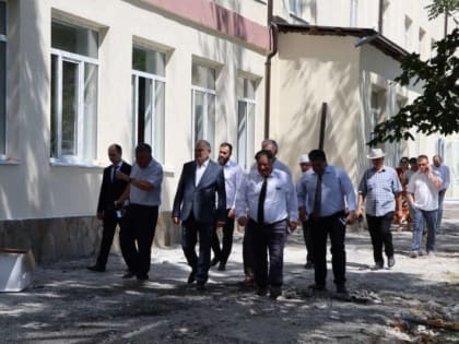 Спикер парламента Ингушетии проверил ход капремонта старейшей школы региона